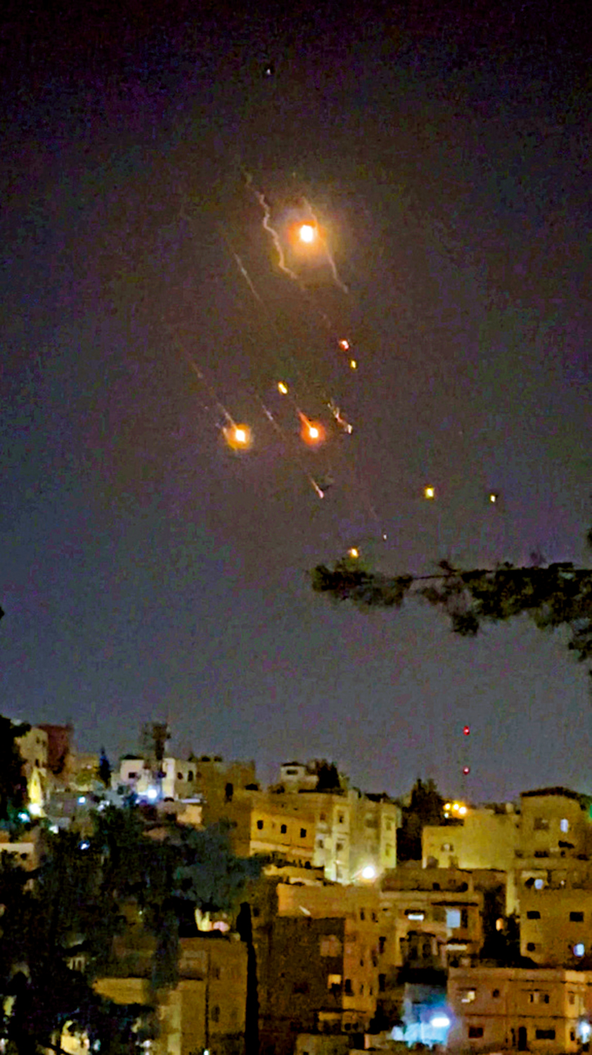 　　圖：伊朗向以色列發射無人機及導彈的畫面出現在社交媒體上。\路透社