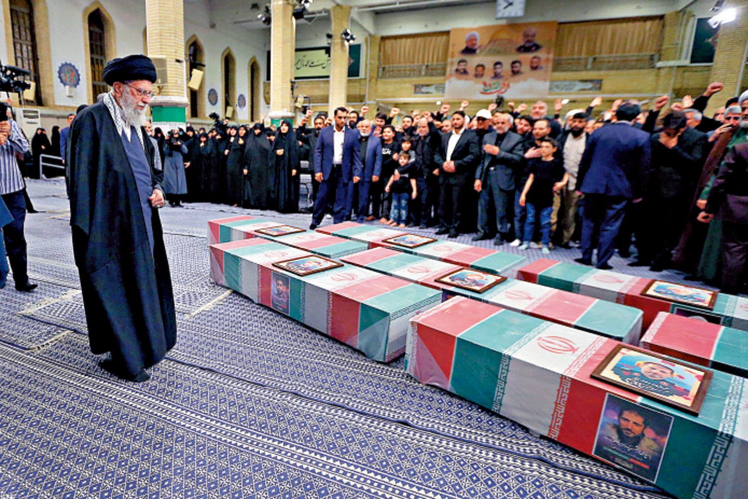 　　圖：4日，伊朗最高領袖哈梅內伊在1日伊朗領事館襲擊中喪生的7名革命衛隊成員的棺材前祈禱。\法新社