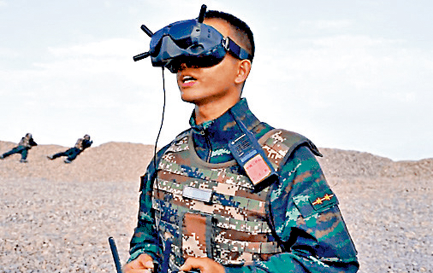 　　圖：特戰兵佩戴FPV眼鏡，以穿越機的視角來進行操控。