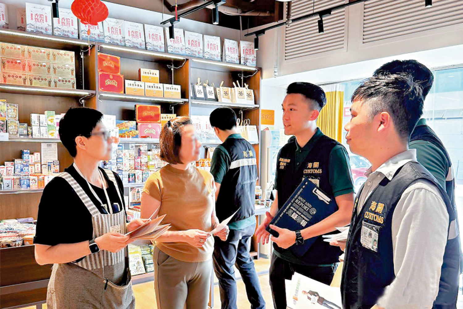 　　圖：海關昨日聯同旅遊業監管局到多個旅客購物熱點巡查，提醒商店負責人遵守《商品說明條例》的規定。