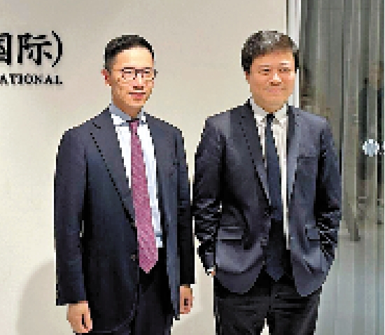 　　圖：信銀國際張浩恩（左）表示，看好能源股、科技股及內銀等板塊。右為卓亮。