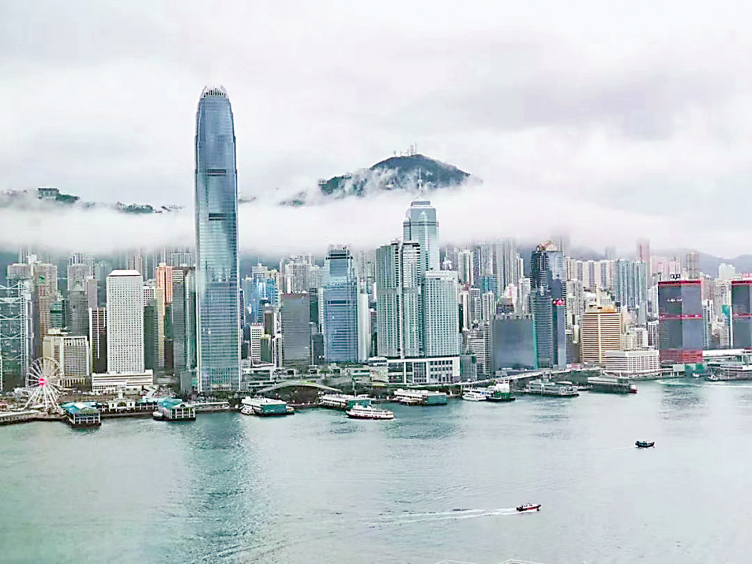 　　圖：「回南天」中的香港。\作者供圖