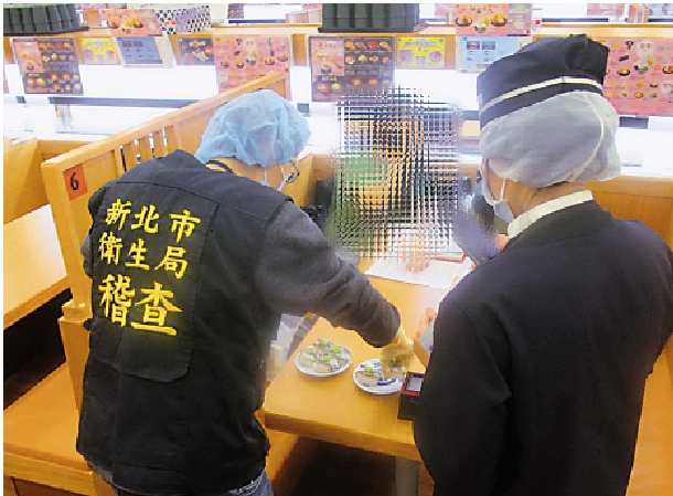 　　圖：新北市衞生局人員到食肆抽檢食品。