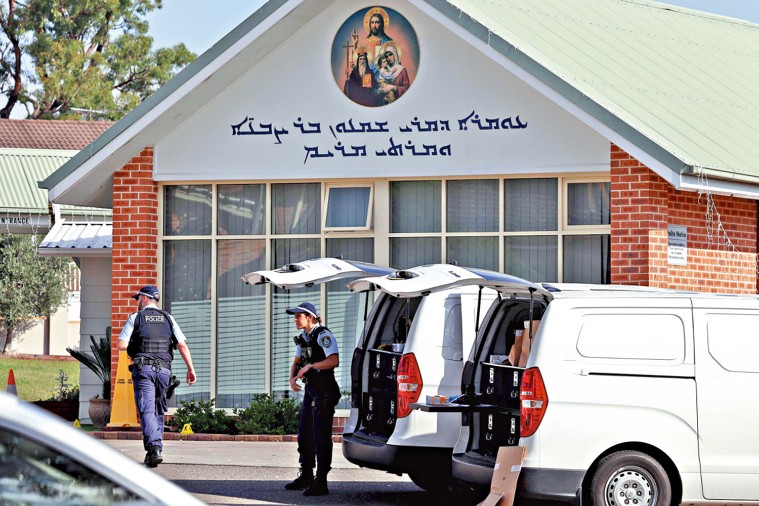 　　圖：悉尼警方16日在發生襲擊案的教堂進行調查。\法新社