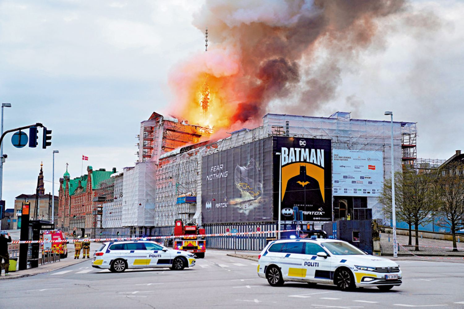 　　圖：16日，丹麥舊哥本哈根證券交易所火光沖天。\路透社
