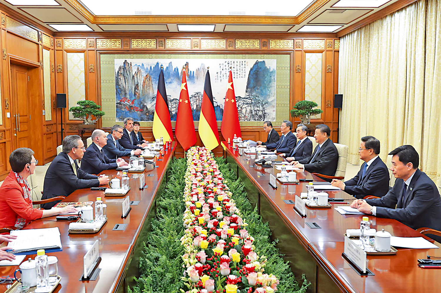 　　圖：4月16日上午，國家主席習近平在北京釣魚台國賓館會見德國總理朔爾茨。\新華社
