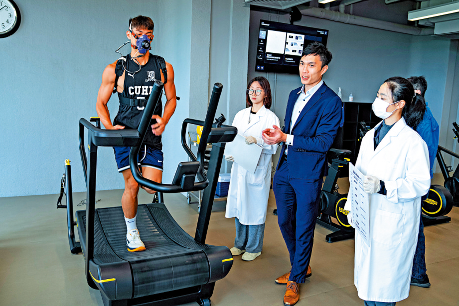 　　圖：中大新健身室添加檢測設備，可監測運動員表現。