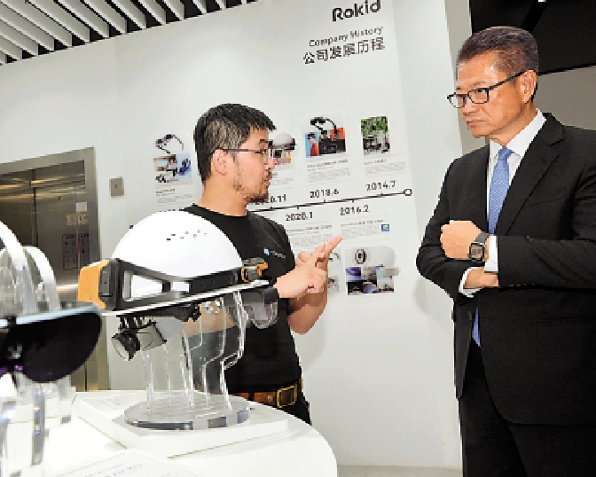 　　圖：陳茂波（右）到訪杭州科創企業，向負責人了解最新的技術研發成果和發展計劃。