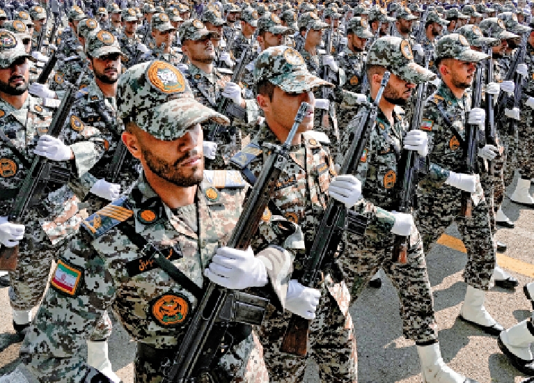 　　圖：伊朗17日舉行建軍節閱兵式，向以色列及西方國家展示肌肉。\美聯社