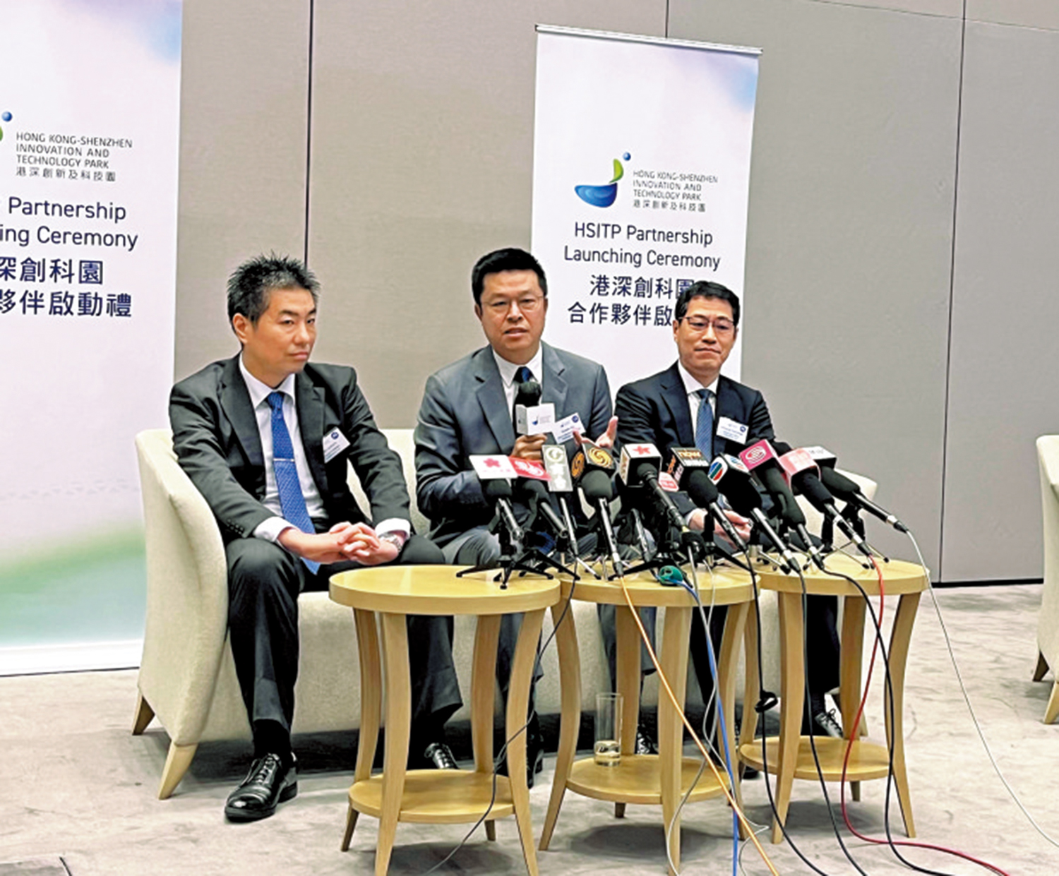 　　圖：中生科服董事會主席劉小林（中）說，公司將於園區建立一個先端生物科技平台。\大公報記者趙之齊攝