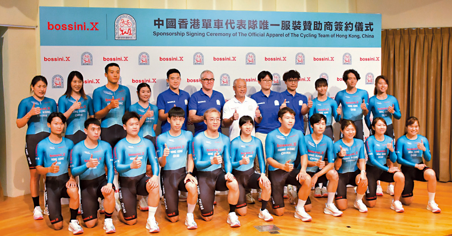 　　圖：港單車隊展示新戰衣。\大公報記者張銳攝