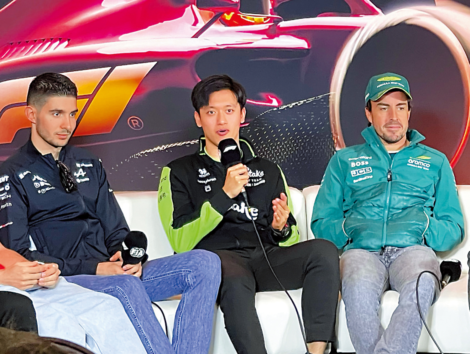 　　圖：周冠宇（右二）與他的兒時偶像阿朗素（右一）並排而坐。\大公報記者夏微攝