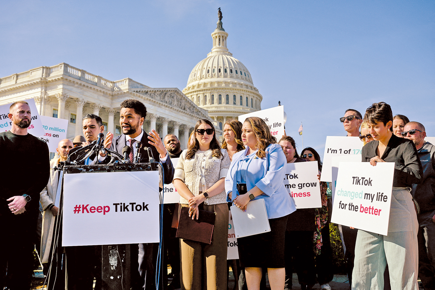 　　圖：美國國會議員3月與TikTok支持者一同在華盛頓國會山反對剝離法案。\路透社