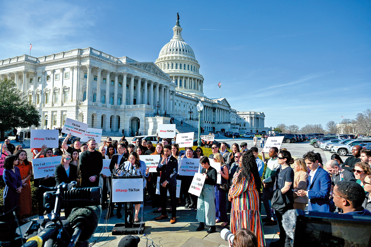 　　圖：反對強制出售TikTok的美國眾議員和民眾上月在國會山示威。\路透社