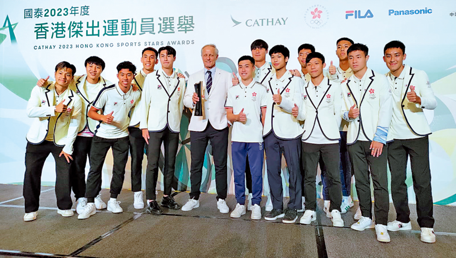 　　圖：香港男子足球隊榮膺最佳運動隊伍。\大公報記者張銳攝