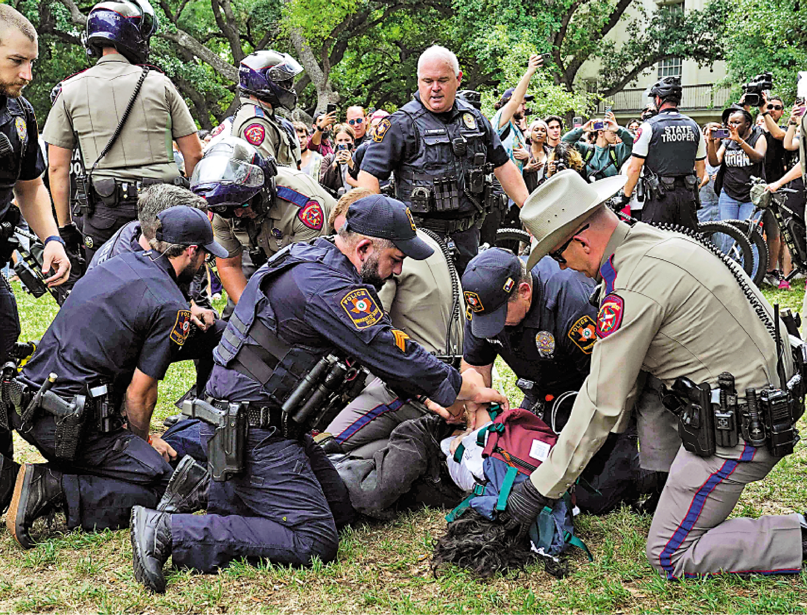 　　圖：美國警方24日在得州大學奧斯汀分校抓捕撐巴學生。\法新社