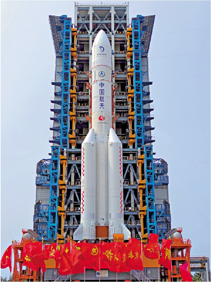 　　圖：4月27日，嫦娥六號探測器和長征五號遙八運載火箭器箭組合體垂直轉運至發射區。\中新社