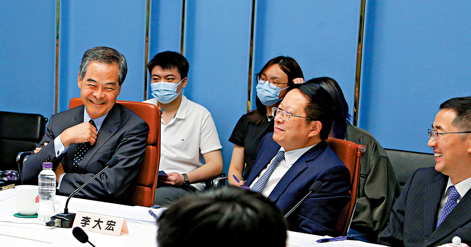 　　圖：（左起）梁振英、李大宏和國際調解院籌備辦公室主任孫勁，與一眾嘉賓和出席學生熱烈交流。\大公報記者何嘉駿攝