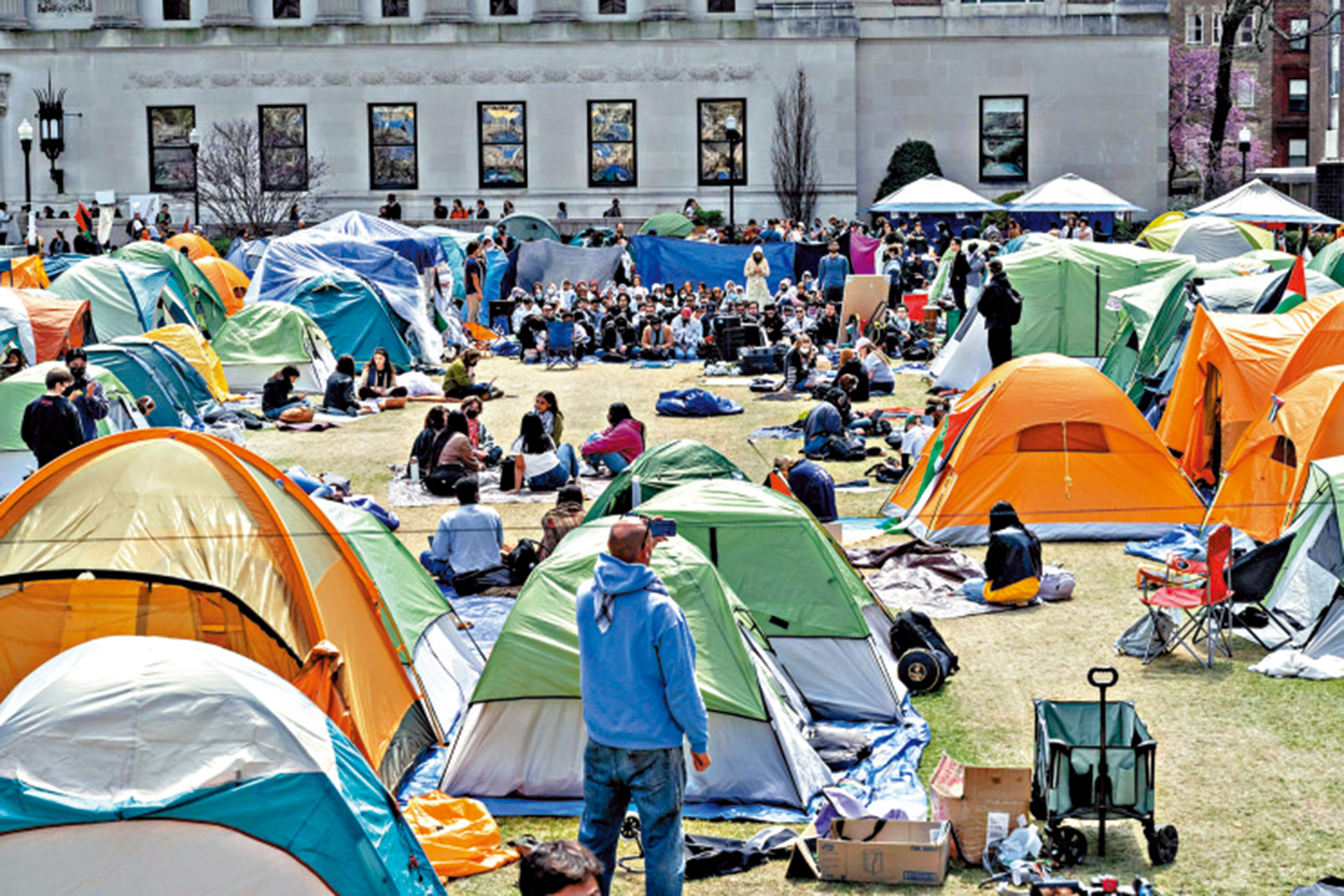　　圖：哥倫比亞大學學生26日在校園內紮營抗議。\法新社