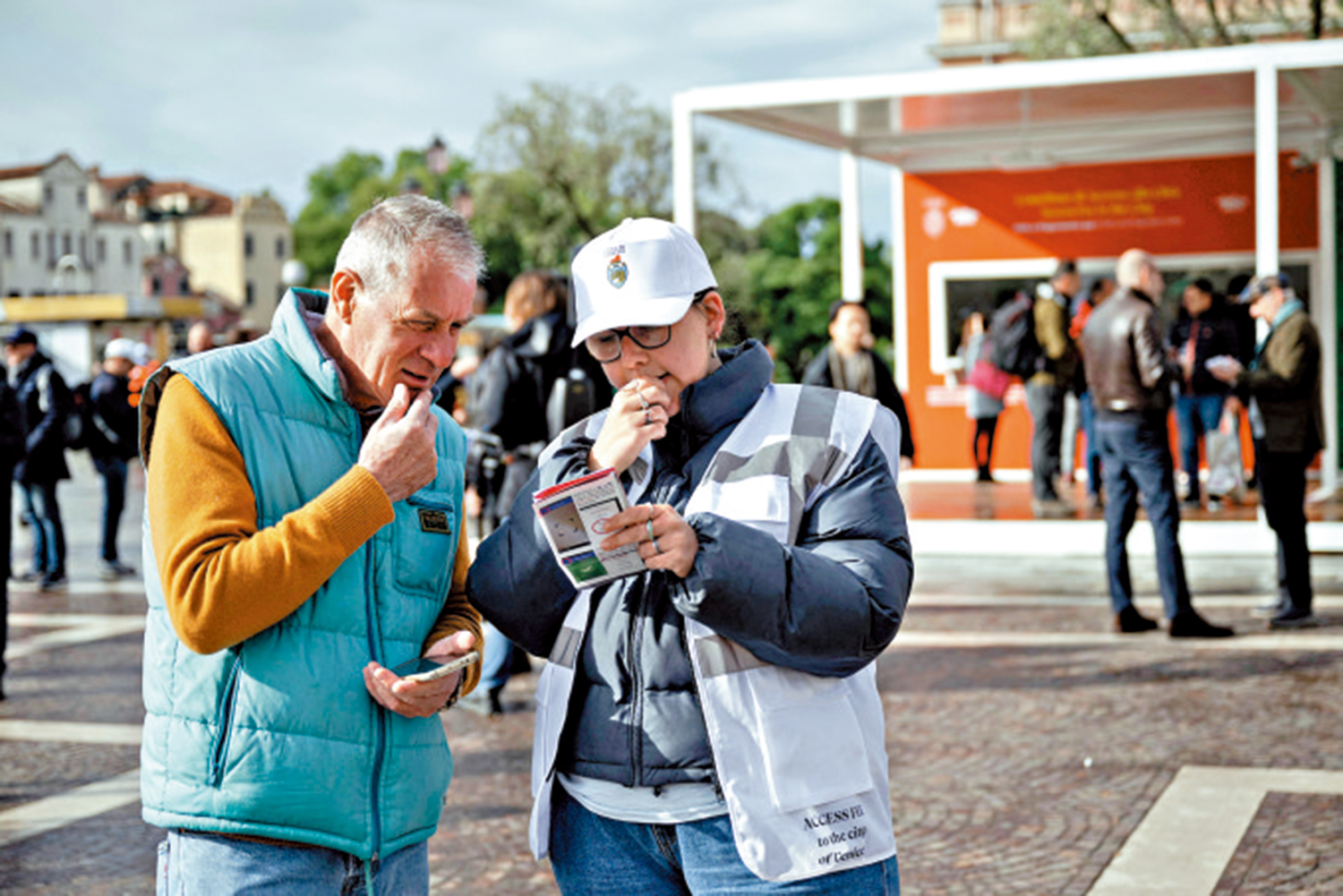 　　圖：一名威尼斯市政工作人員25日在火車站外在檢查入城門票。\法新社