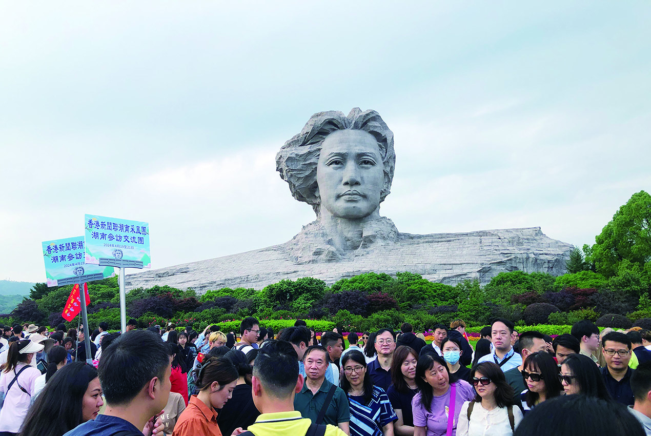 　　圖：長沙橘子洲頭，來自香港的團隊在青年毛澤東雕塑前拍照打卡。