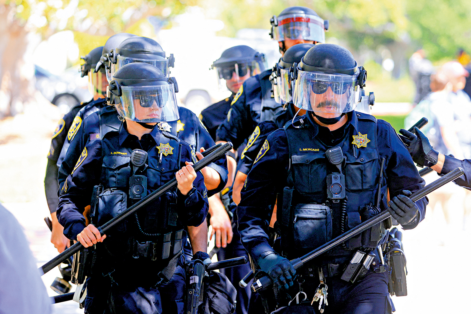 　　圖：警察28日進入加州大學洛杉磯分校。\路透社