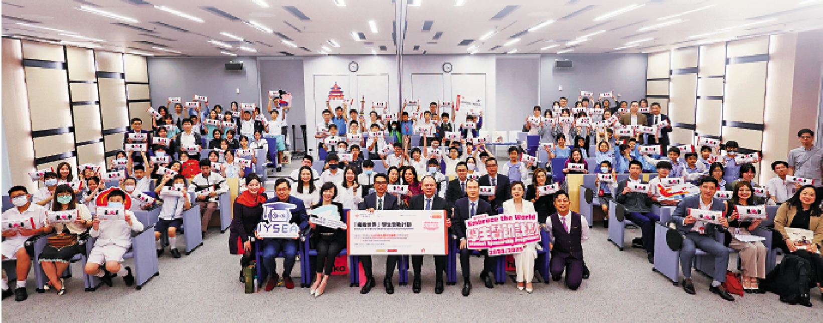 　　圖：香港航空昨日重啟「擁抱世界」學生贊助計劃，向本港中小學生提供1000張機票，鼓勵他們到內地遊學。