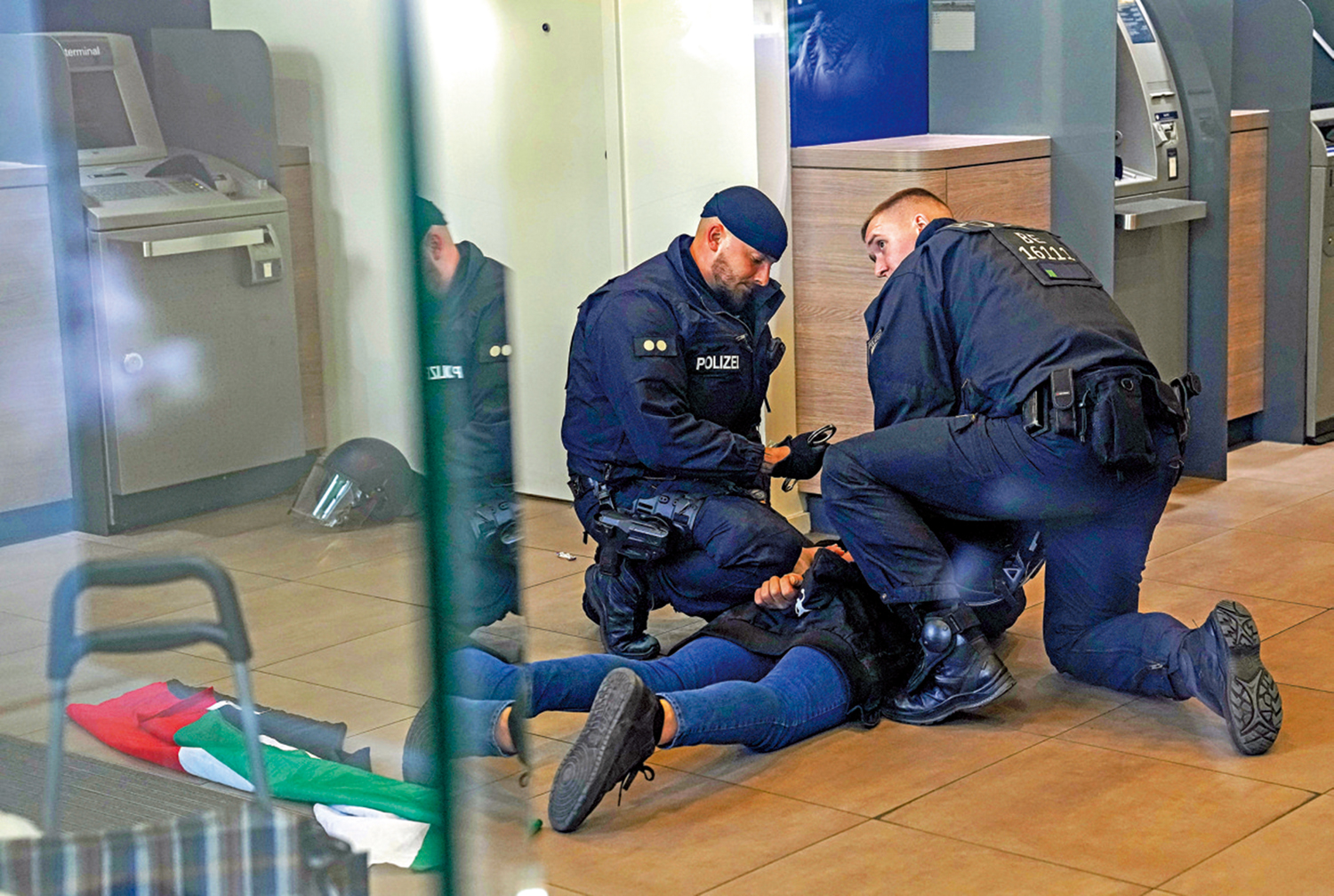 　　圖：德國警方在柏林將一名反戰示威者壓在地上。\美聯社