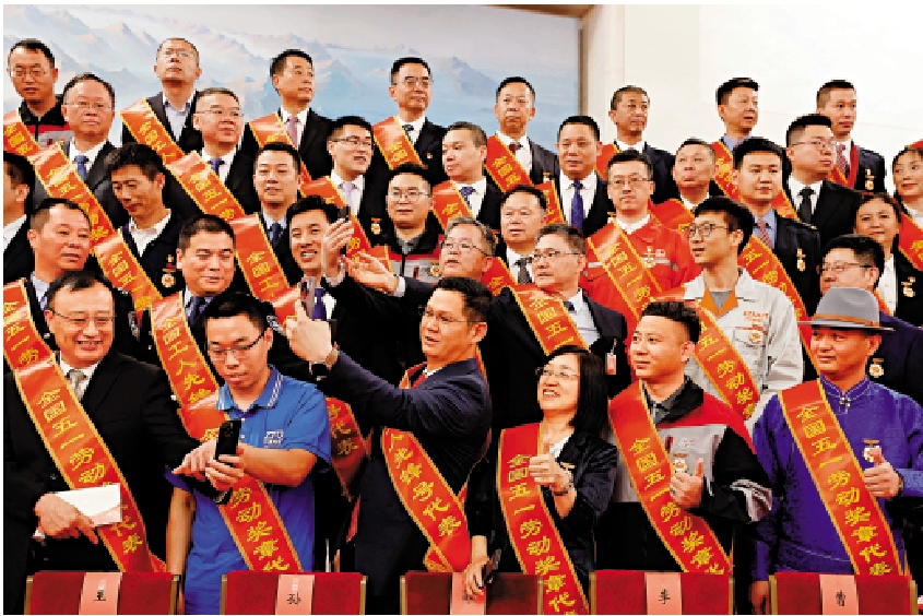 　　圖：4月28日，2024年慶祝「五一」國際勞動節暨全國五一勞動獎和全國工人先鋒號表彰大會在北京人民大會堂舉行。\中新社