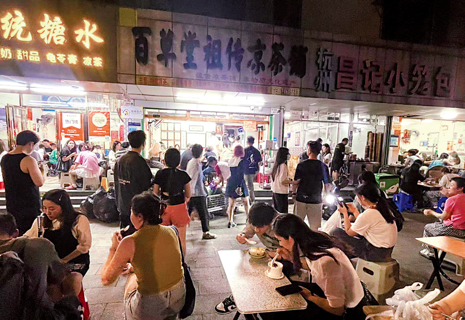 　　圖：夜幕降臨，蛇口老街的餐廳食店圍滿了客人。