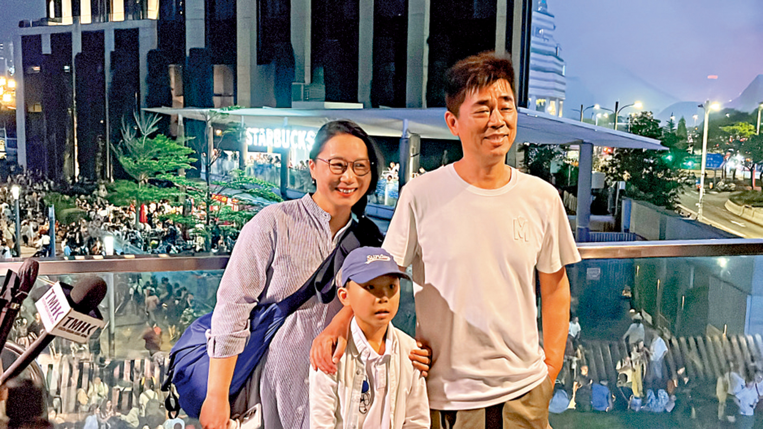 　　圖：青島旅客楊文濤（右）表示，使用「個人遊」簽證訪港十分方便，到關口自助續簽，五分鐘就可以搞定。