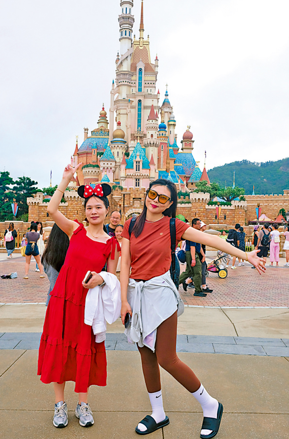 　　圖：王小姐（右）昨天與朋友遊覽迪士尼樂園。\大公報記者蔡文豪攝
