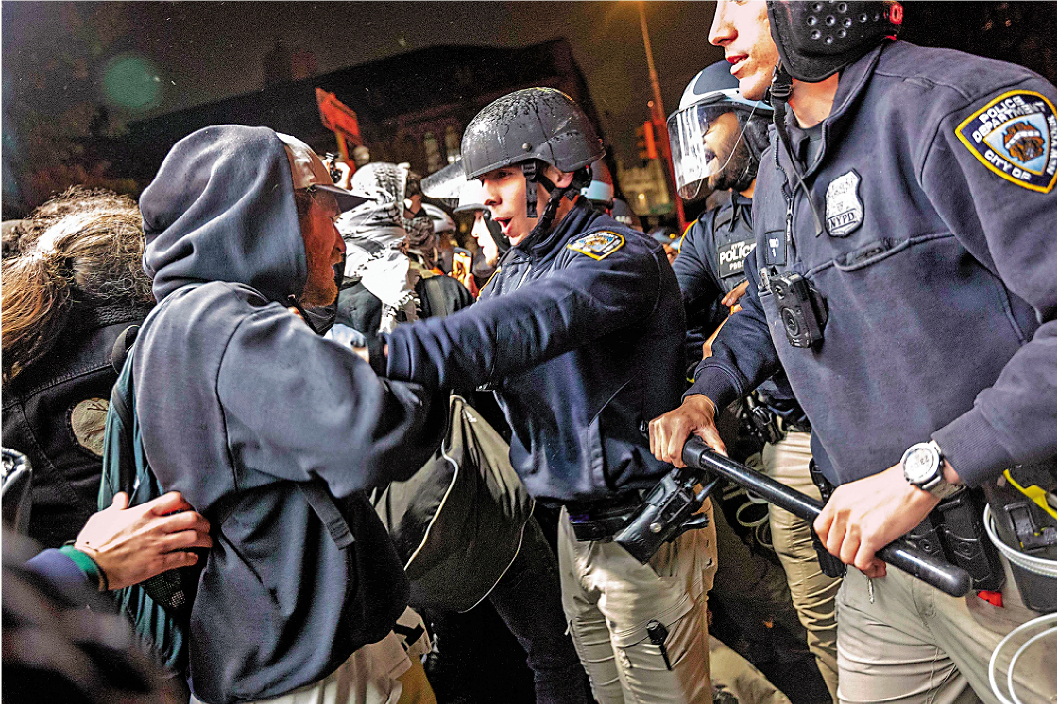 　　圖：紐約警方與參與反戰示威人士對峙。\法新社