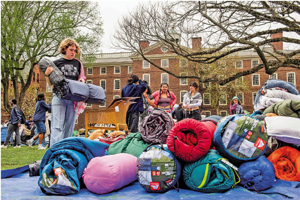 　　圖：布朗大學示威學生4月30日拆除帳篷。\法新社