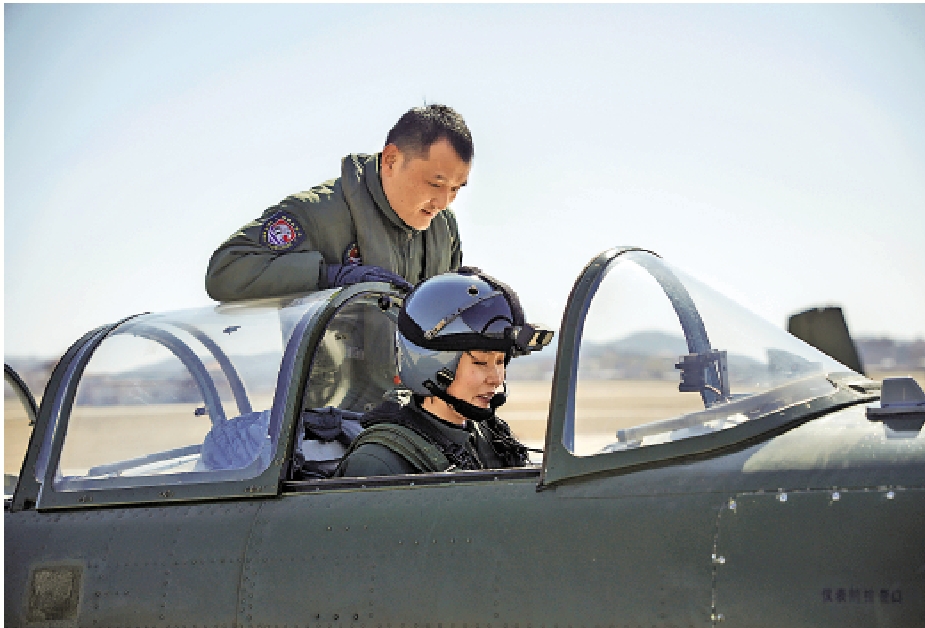　　圖：海軍航空大學飛行教官帶教海軍首批艦載機女飛行學員。\新華社