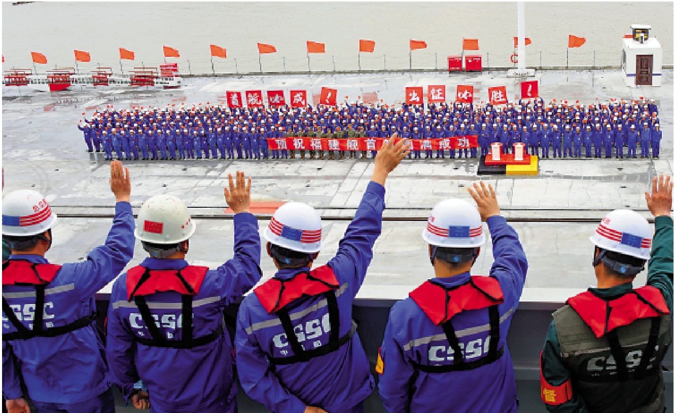 　　圖：在上海江南造船廠碼頭送行的人群和出海試驗的工作人員相互揮手告別。\新華社