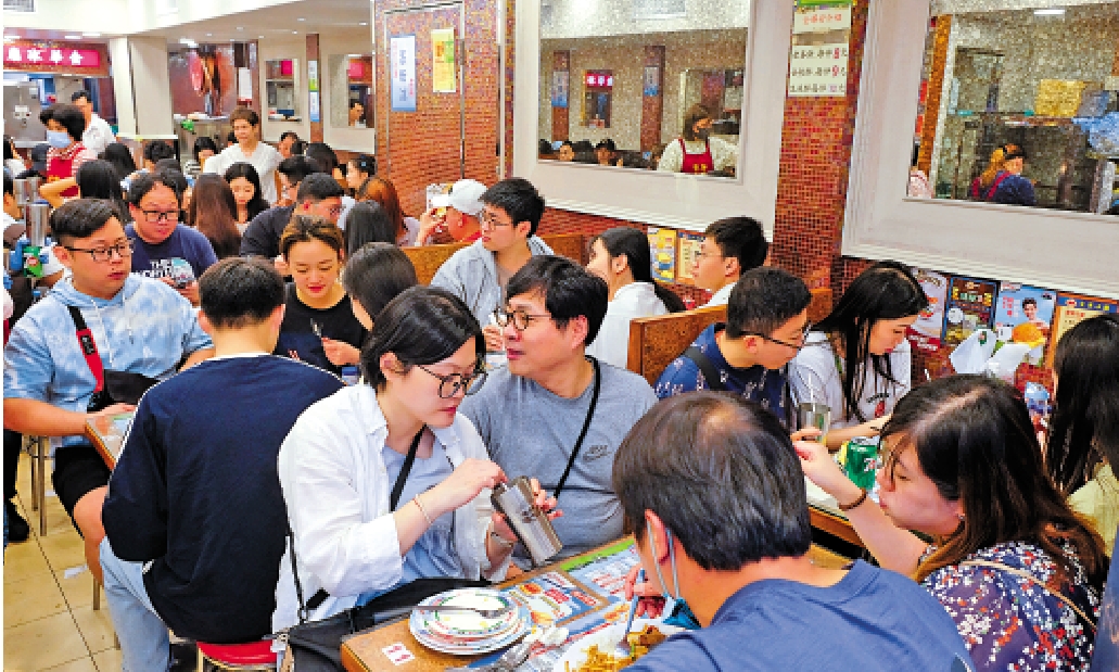 　　圖：五一黃金周期間，有餐廳擠滿食客，非常旺場。\大公報記者蔡文豪攝