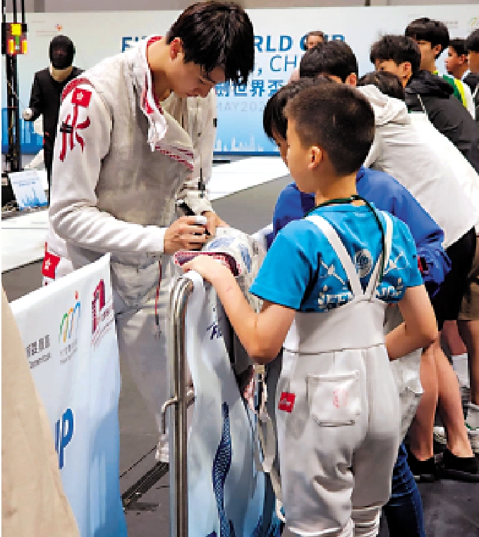 　　圖：不少小朋友走到場邊向香港劍手索取簽名。