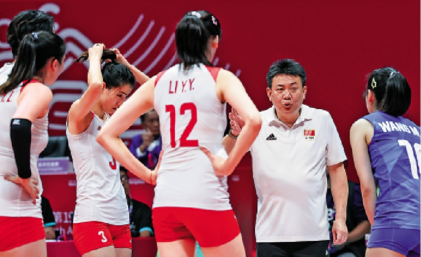 　　圖：蔡斌（右二）將帶領中國女排出戰世界聯賽。