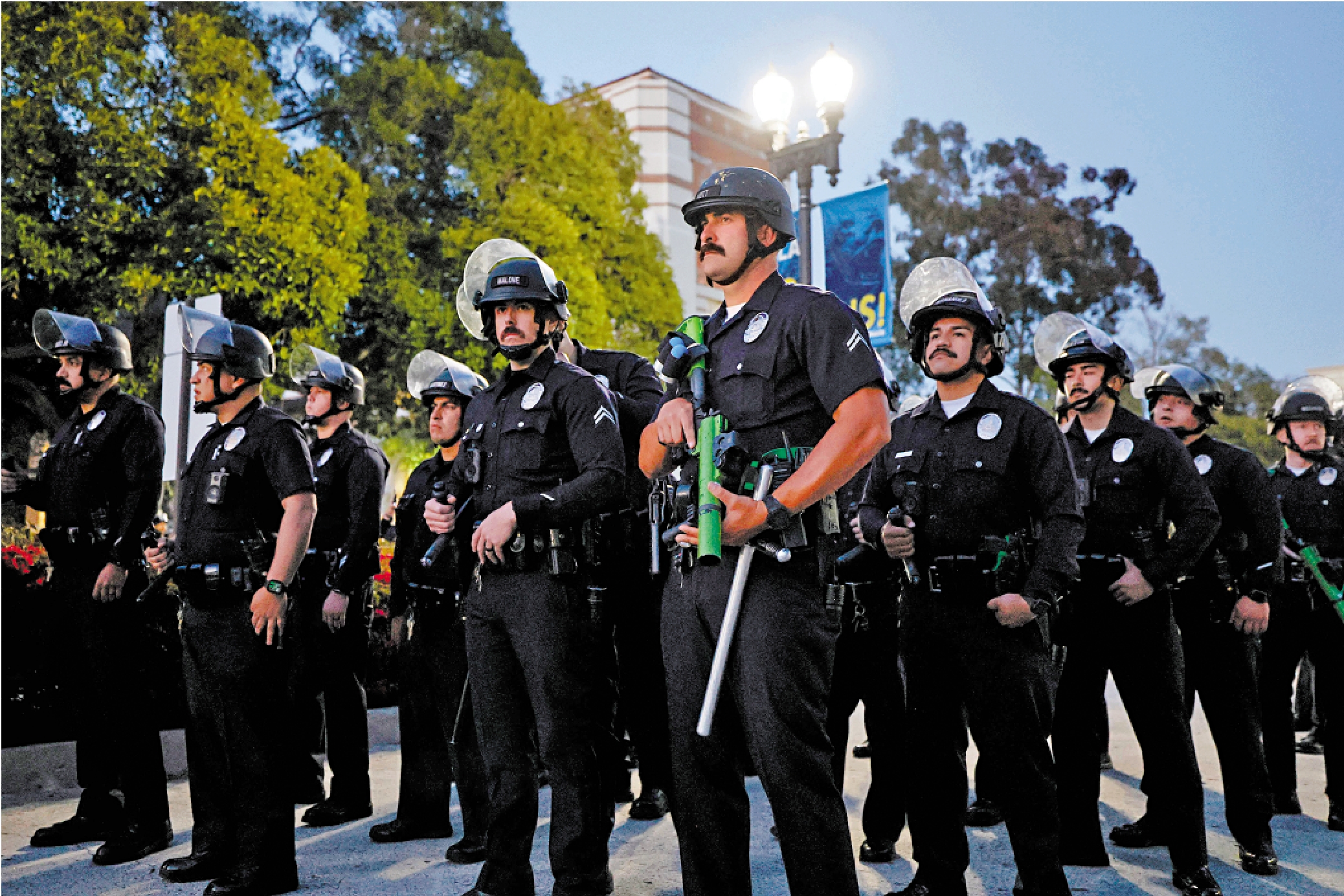 　　圖：全副武裝的警察在美國加州大學洛杉磯分校內清場。\法新社