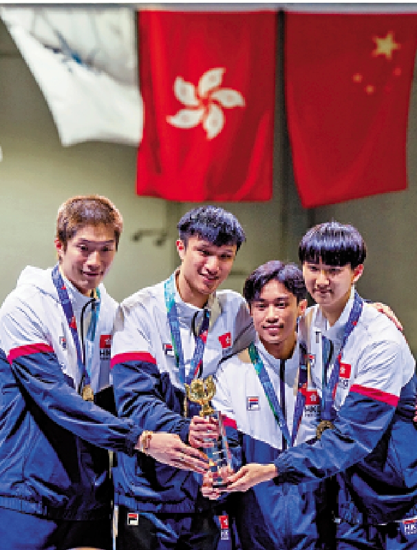 　　圖：左起：張家朗、蔡俊彥、李逸朗及梁千雨為港劍隊首次奪得世界盃冠軍。