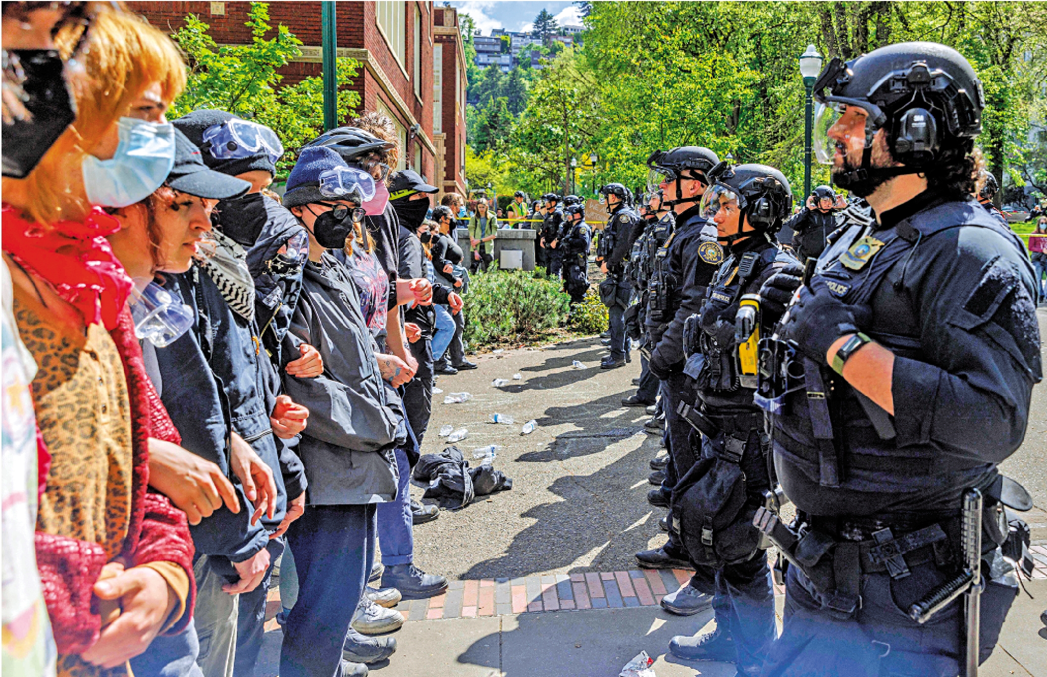 　　圖：警方2日闖入波特蘭州立大學，與反戰示威者對峙。\法新社