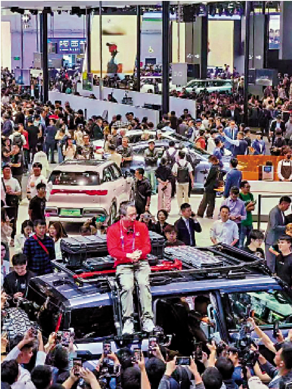 　　圖：2024北京國際車展，360集團創始人周鴻禕爬上一輛越野車頂，有網民評價稱，「周鴻禕成為了北京車展歷史上最老的車模」。