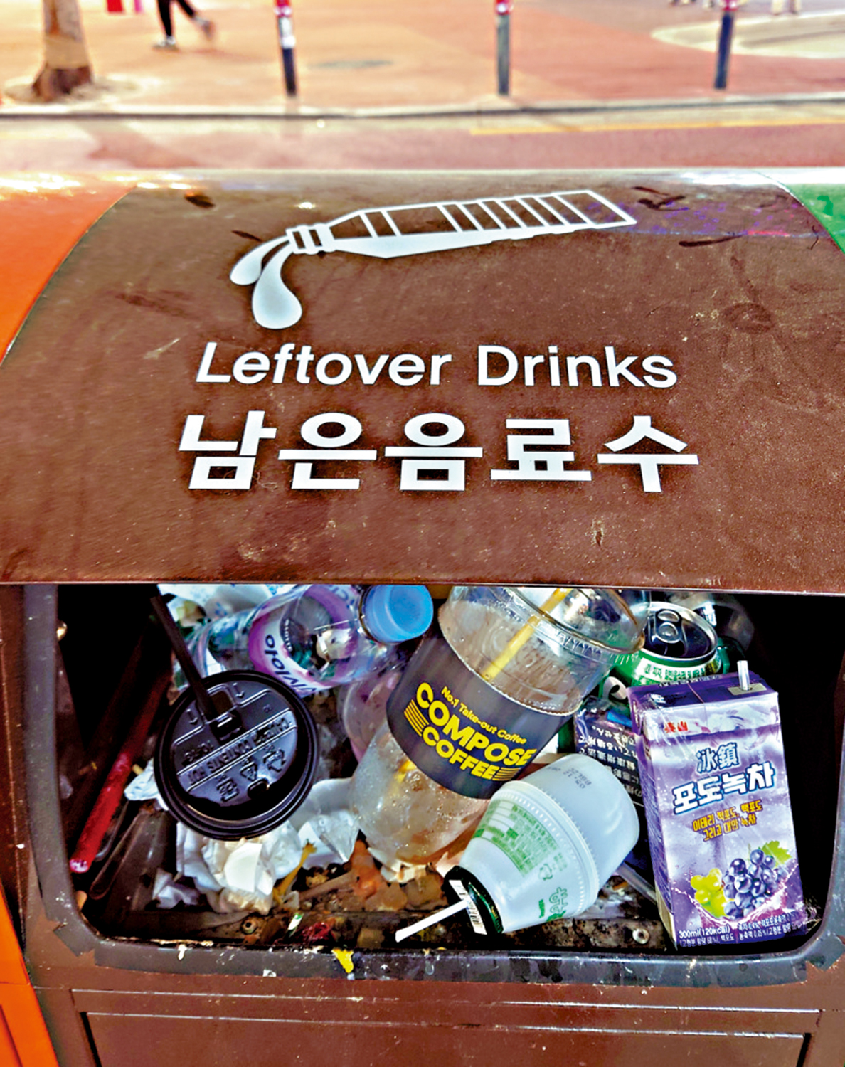 　　圖：弘大步行街的「剩下飲品」回收箱，被胡亂棄置膠樽、紙盒紙巾等垃圾。