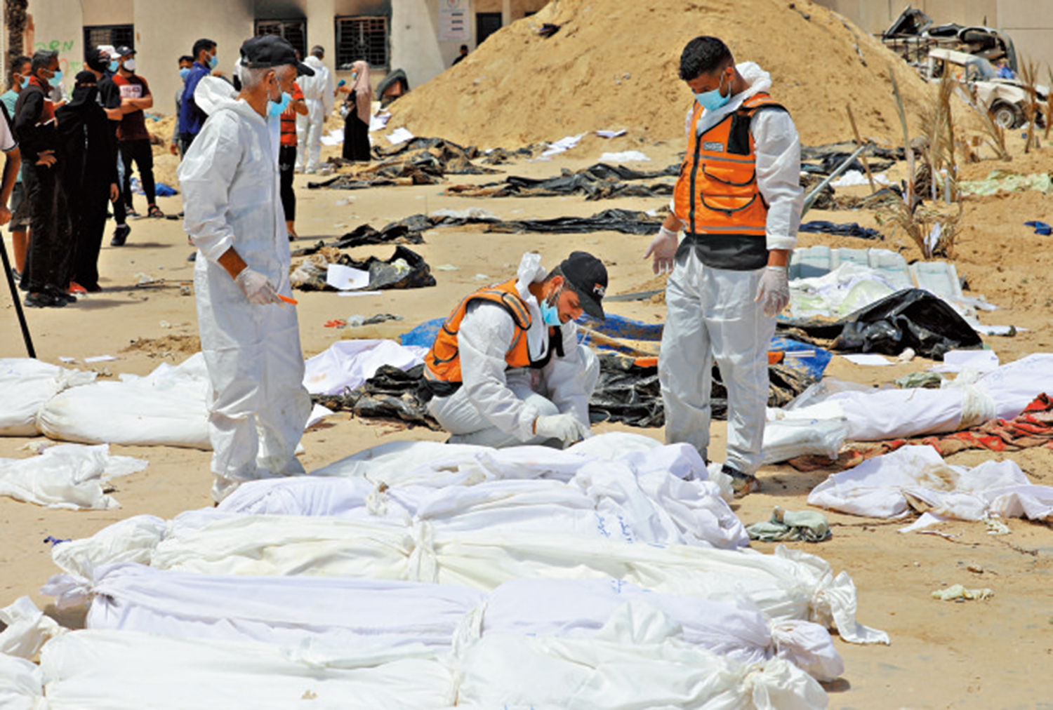 　　圖：加沙南部納賽爾醫院上月發現埋葬大量巴勒斯坦人遺體的亂葬坑。\路透社