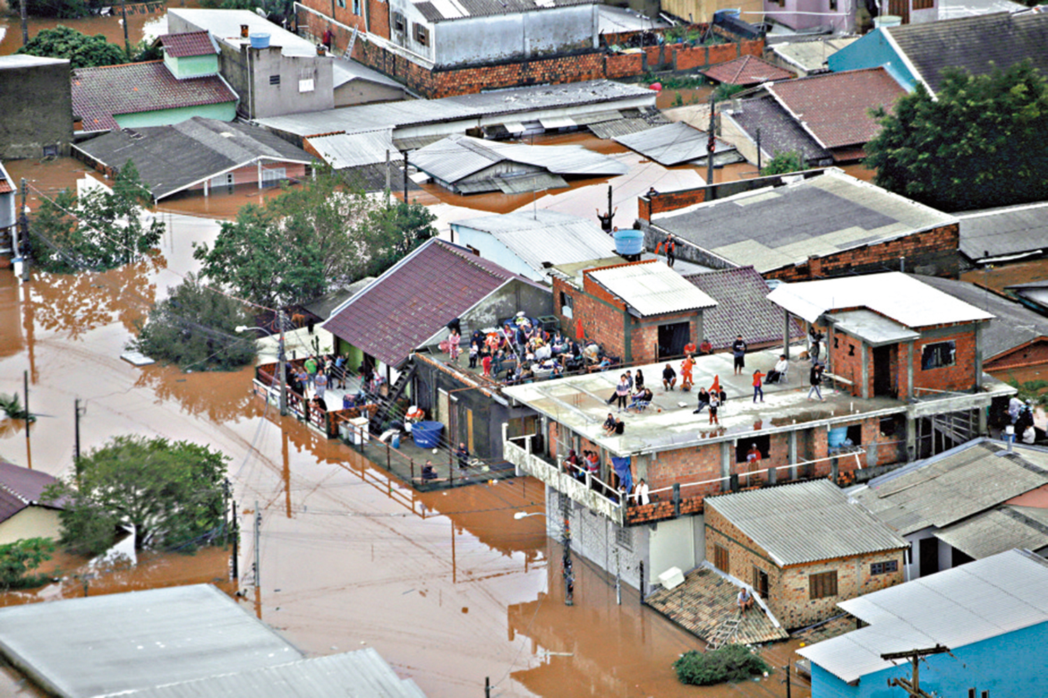 　　圖：4日，洪水淹沒了巴西南里奧格蘭德州卡諾阿斯的街道。\路透社