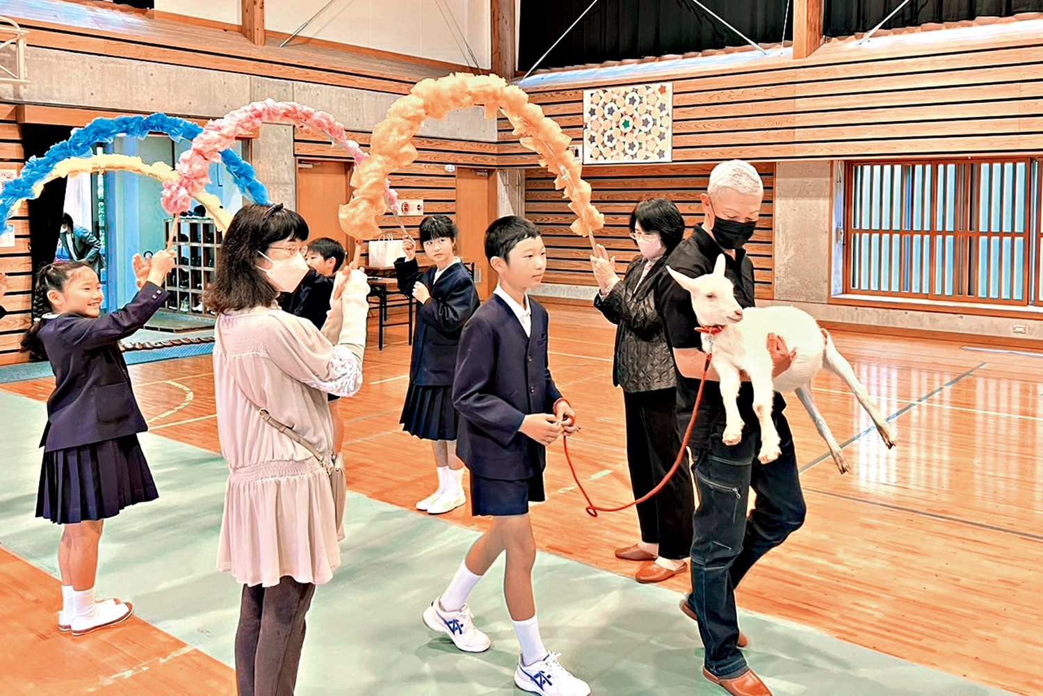 　　圖：日本鹿兒島一所小學的入學儀式上，一隻小山羊作為「新同學」出席。\網絡圖片