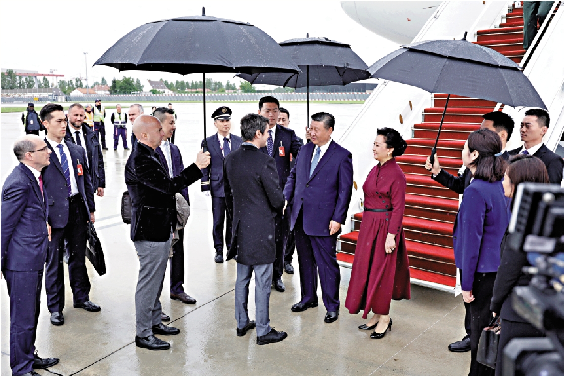 　　圖：當地時間5月5日下午，習近平抵達法國巴黎，法國總理阿塔爾等法國政府高級代表在機場迎接。/路透社