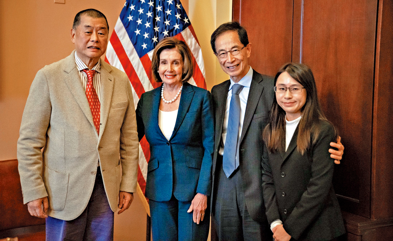 　　圖：黎智英2019年10月與美國時任眾議院議長佩洛西等人會面，乞求制裁香港。