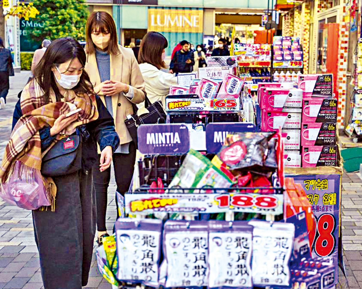 　　圖：日圓疲弱打擊消費意欲，日本企業經營開始出現困難。